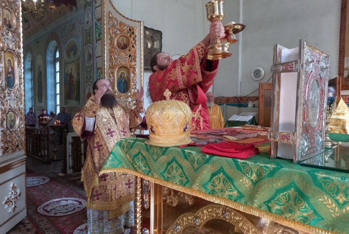 Read more about the article Станица Луганская. Викарий Луганской епархии совершил воскресное богослужение