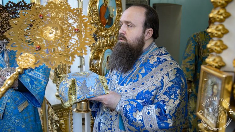 Read more about the article Луганск. Викарий Луганской епархии совершил праздничное богослужение