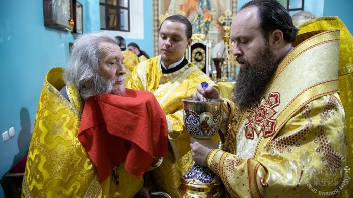Read more about the article Луганск. Викарий Луганской епархии совершил воскресное богослужение
