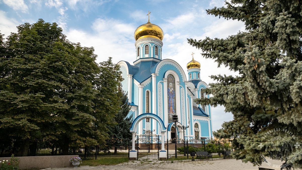 Read more about the article Луганск. Престольный праздник храма иконы Божией Матери «Умиление»