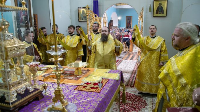 Read more about the article Викарий Луганской епархии совершил воскресное богослужение в кафедральном соборе