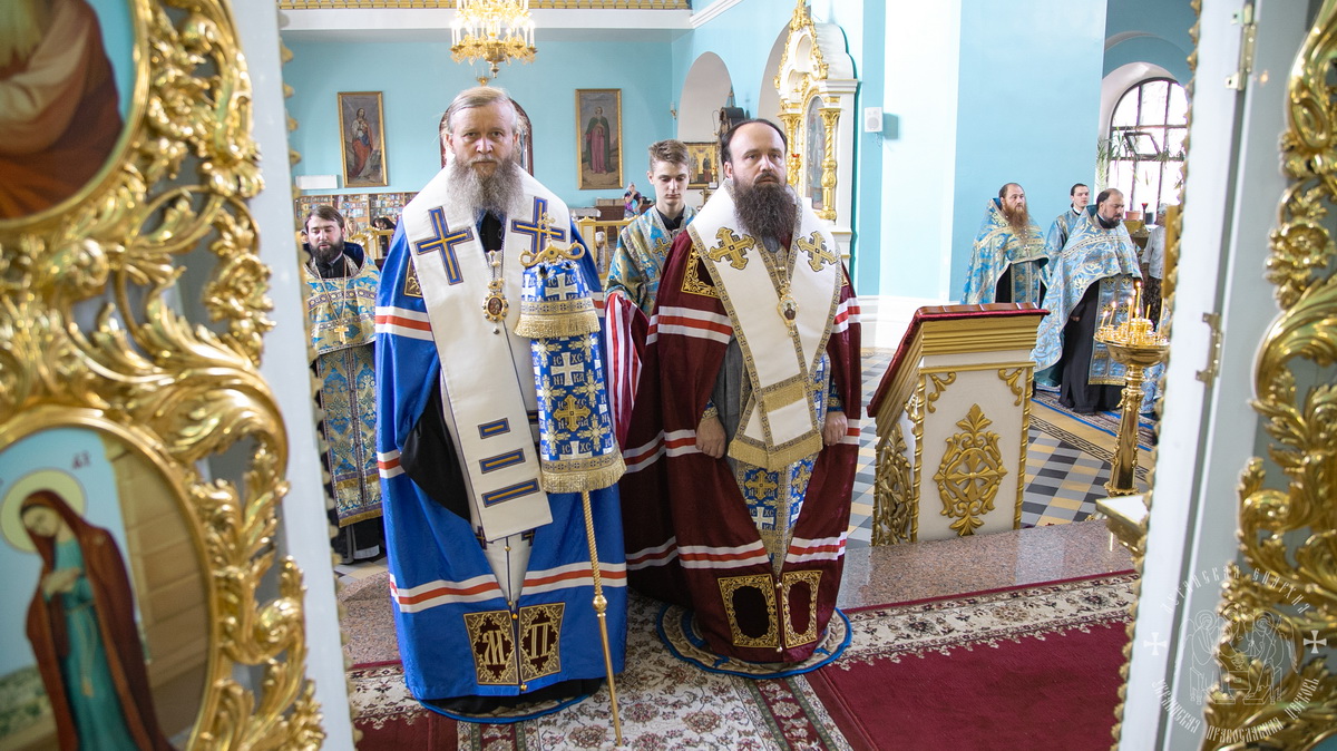 You are currently viewing Луганск. Архипастыри совершили молебен с акафистом у Луганской иконы Божией Матери