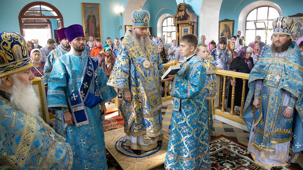 You are currently viewing Луганск. В день Успения Пресвятой Богородицы, митрополит Пантелеимон совершил праздничное богослужение.