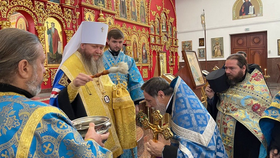Вы сейчас просматриваете Луганск. Митрополит Пантелеимон совершил молебное пение на начало учебного года