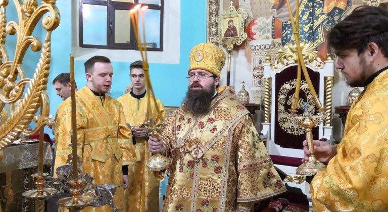 Read more about the article Луганск. Викарий Луганской епархии совершил воскресное богослужение