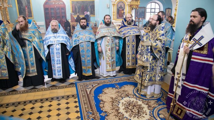 Read more about the article Луганск. Архипастыри совершили молебное акафистное пение у Луганской иконы Божией Матери