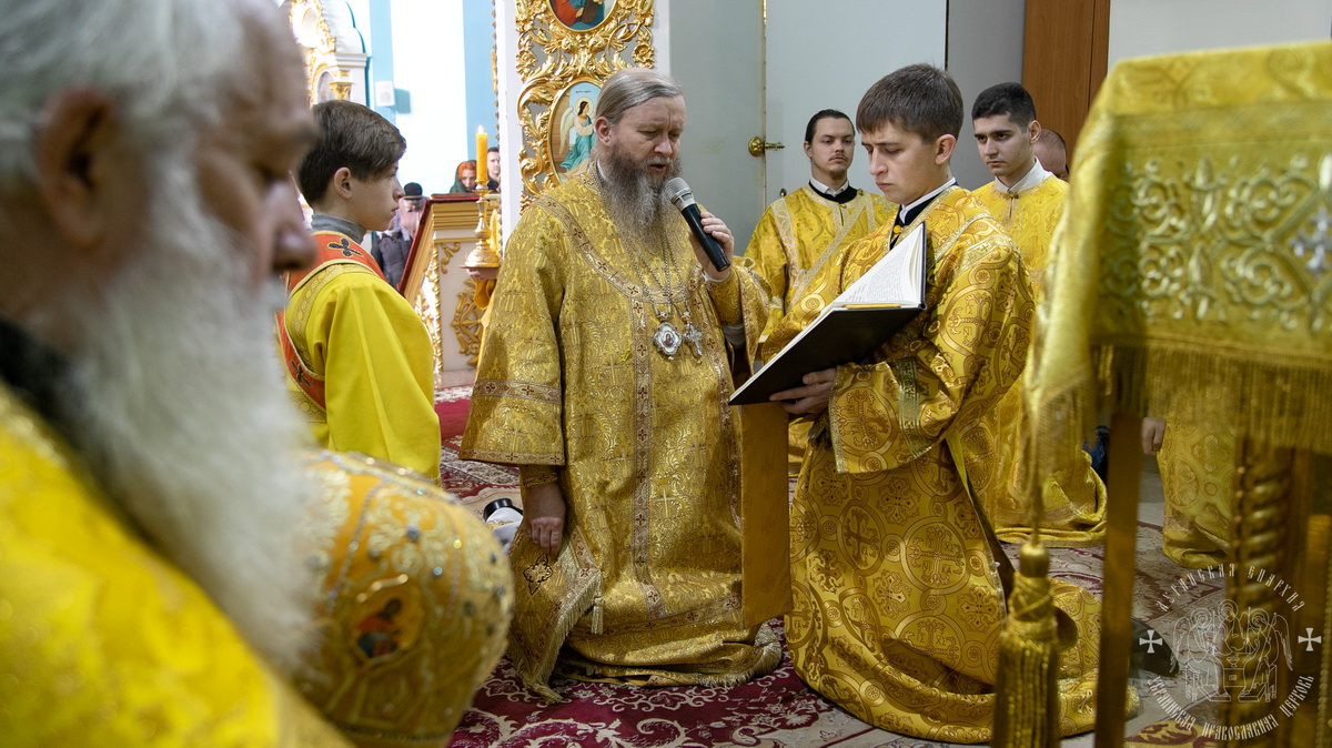 Read more about the article Луганск. Правящий архиерей совершил воскресное богослужение в кафедральном соборе