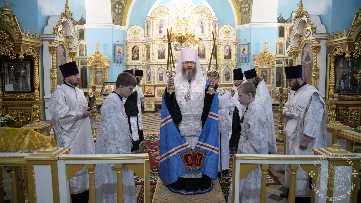You are currently viewing Луганск. В день 75-летнего юбилея Святейшего Патриарха Кирилла, в кафедральном соборе был совершен благодарственный молебен