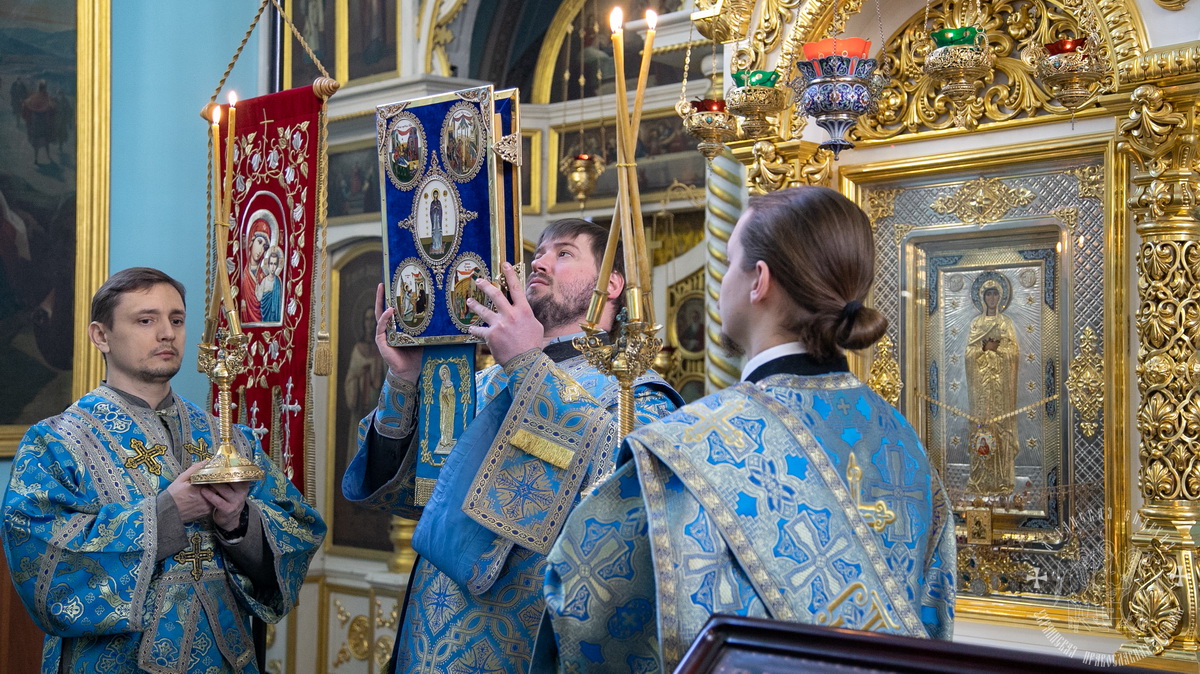 Подробнее о статье Луганск. В кафедральном соборе совершено молебное акафистное пение у Луганской иконы Божией Матери