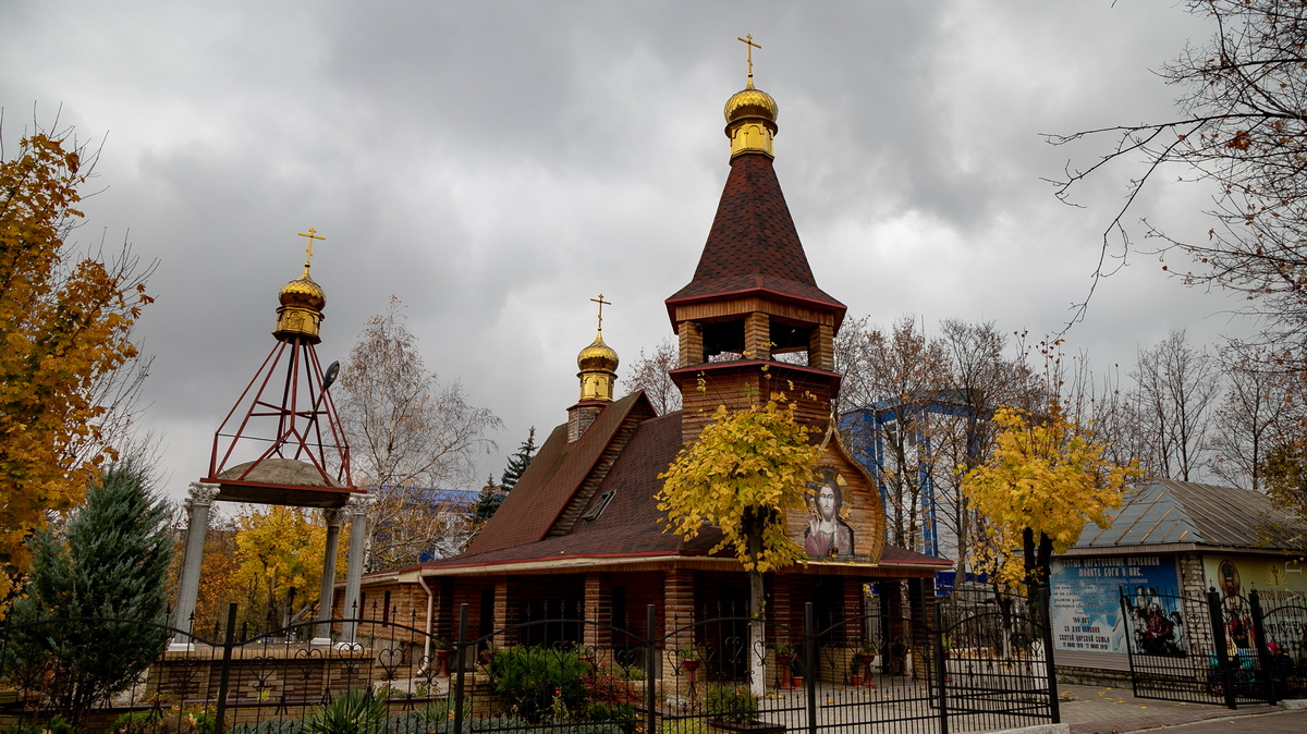 Подробнее о статье Луганск. Совершен акт вандализма в отношении храма святых страстотерпцев Гурия Самона и Авива