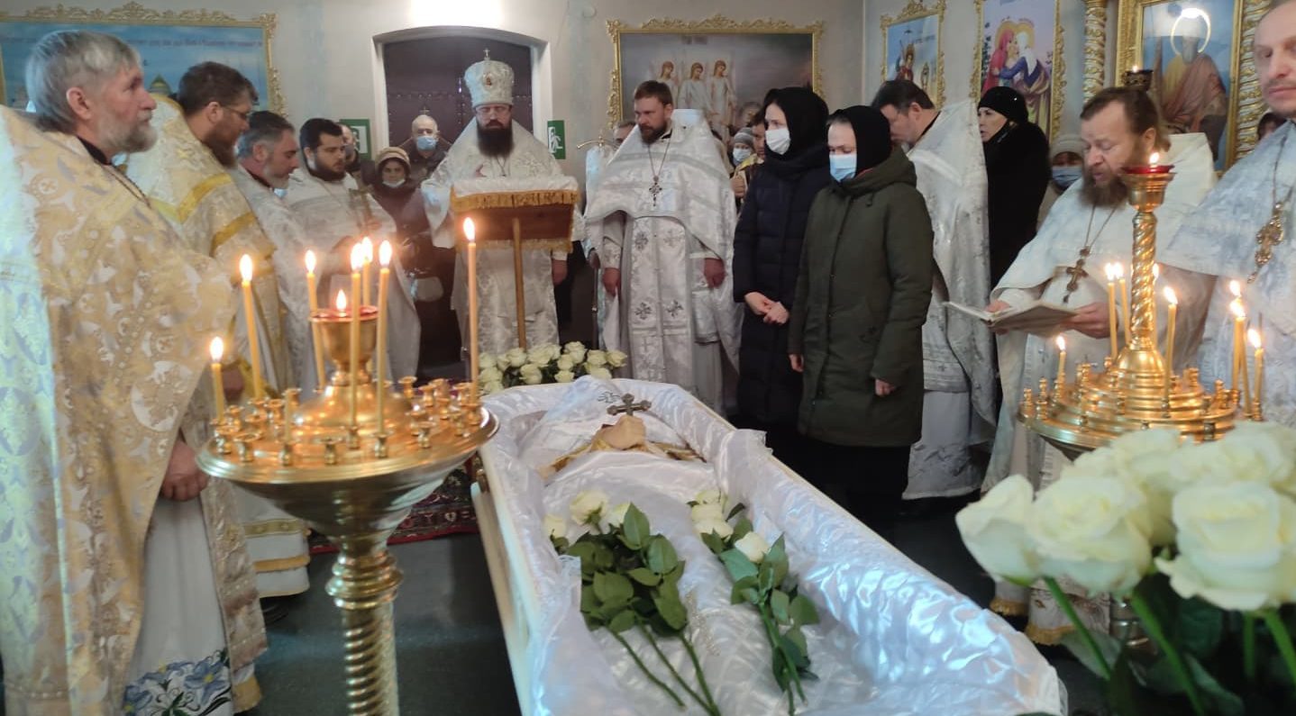 You are currently viewing Новоайдар. Епископ Павел совершил чин отпевания новопреставленного прот. Василия Попова
