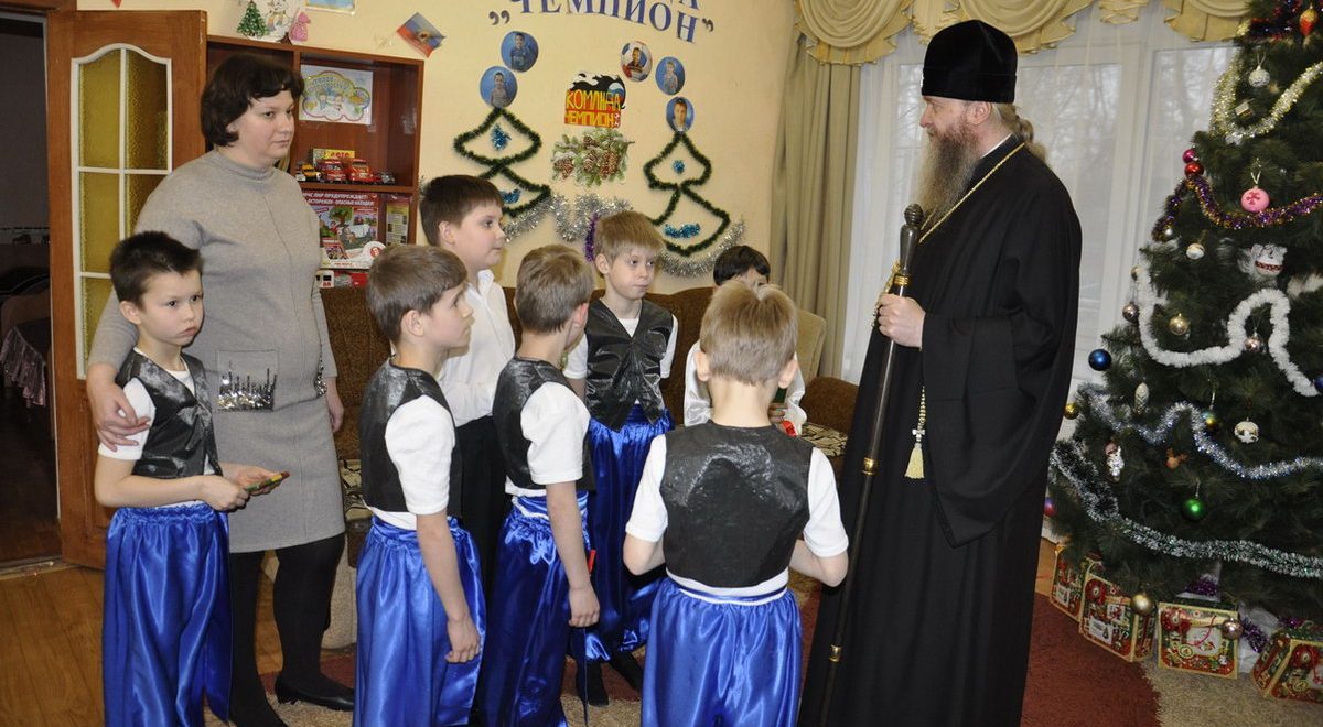 Подробнее о статье Луганск. Митрополит Пантелеимон посетил Луганский Детский дом №1.