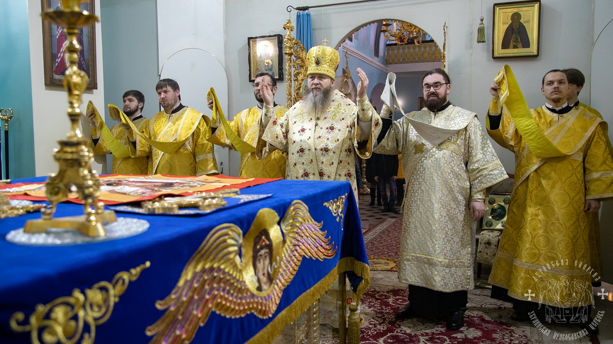 You are currently viewing Луганск. Правящий архиерей совершил воскресное богослужение в кафедральном соборе