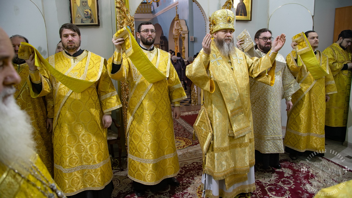 You are currently viewing Луганск. Митрополит Пантелеимон совершил воскресное богослужение в кафедральном соборе