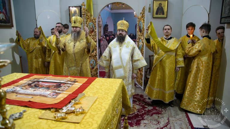Read more about the article Луганск. Архипастыри совершили воскресное богослужение в кафедральном соборе