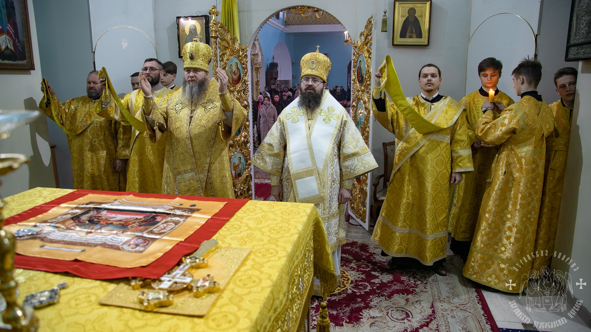 You are currently viewing Луганск. Архипастыри совершили воскресное богослужение в кафедральном соборе