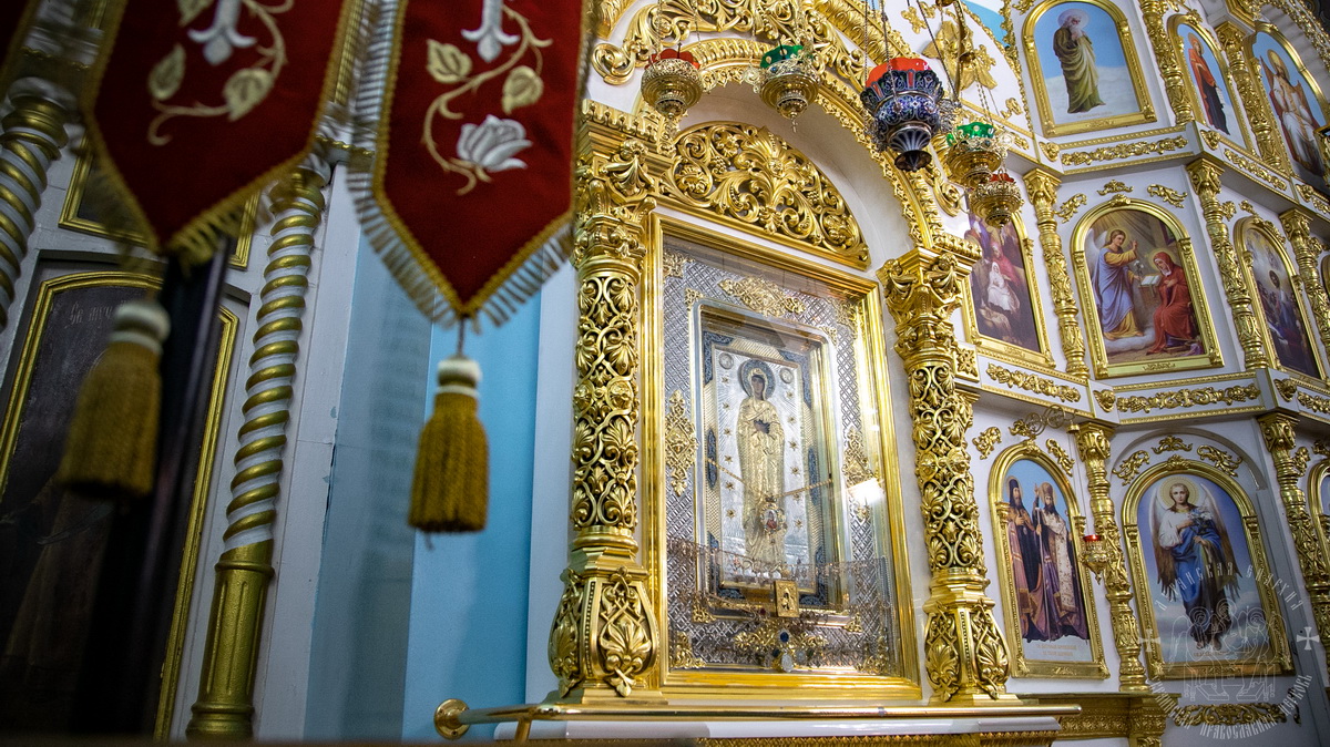 Подробнее о статье Луганск. Архипастыри совершили молебное пение с акафистом у Луганской иконы Божией Матери