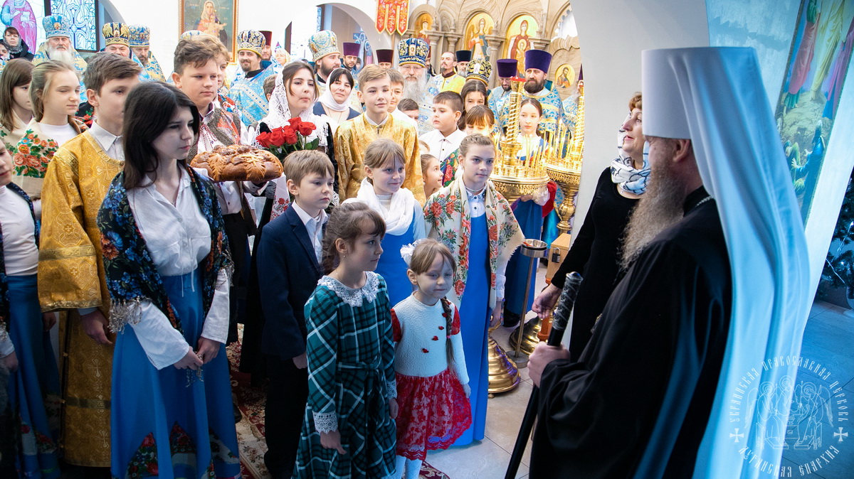 Вы сейчас просматриваете Алчевск. В праздник Собора Пресвятой Богородицы, Правящий архиерей посетил второй кафедральный город