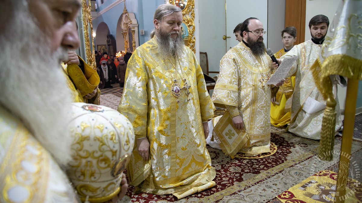 Read more about the article Луганск. Архипастыри совершили воскресное богослужение в кафедральном соборе