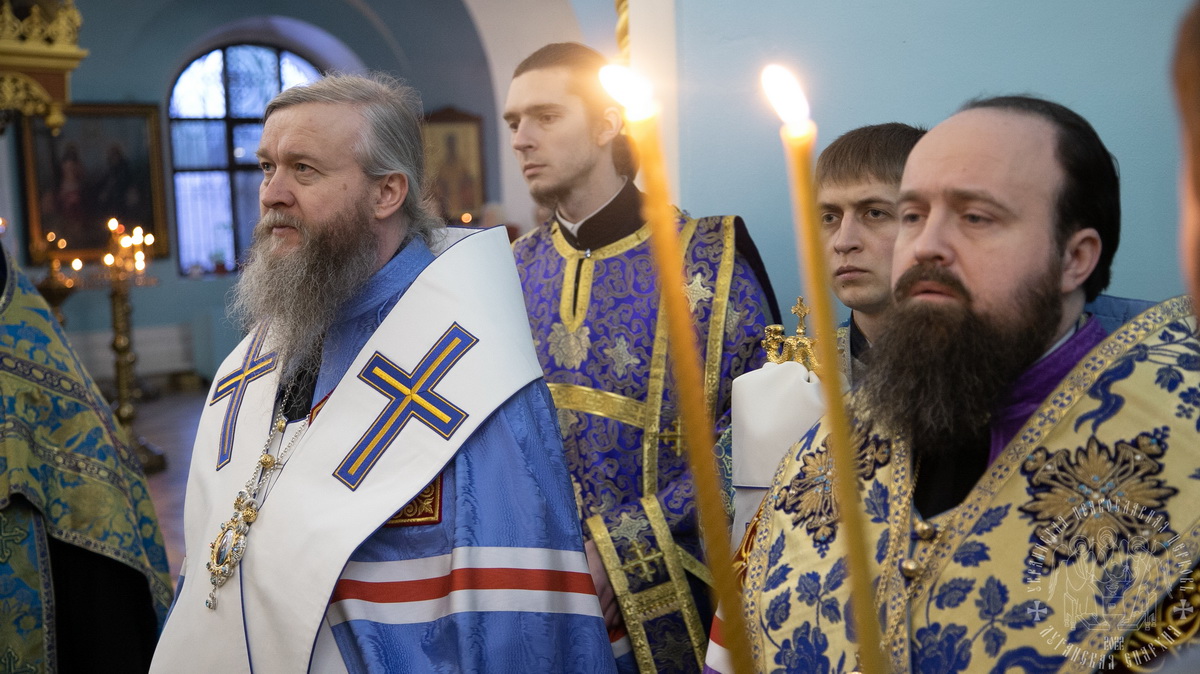 Read more about the article Луганск. Архипастыри совершили молебное пение с акафистом у Луганской иконы Божией Матери