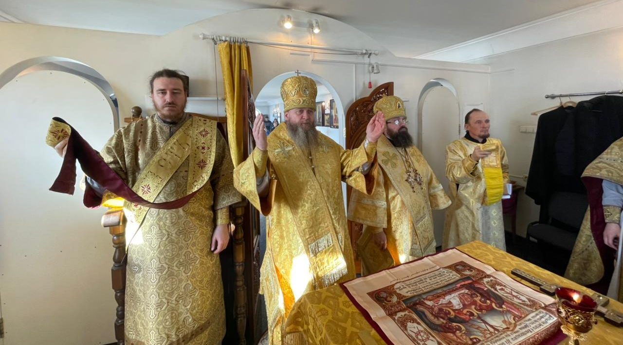 Read more about the article Чугинка. Архипастыри совершили воскресное богослужение в мужском монастыре