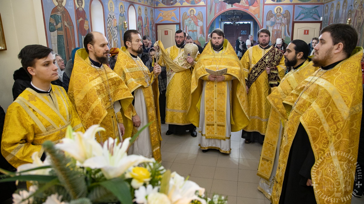 Подробнее о статье Луганск. Секретарь епархии возглавил богослужение в храме святителя Иоанна Златоуста