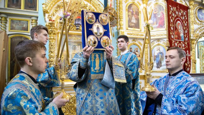 Read more about the article Луганск. Правящий архиерей совершил молебен с акафистом у Луганской иконы Божией Матери
