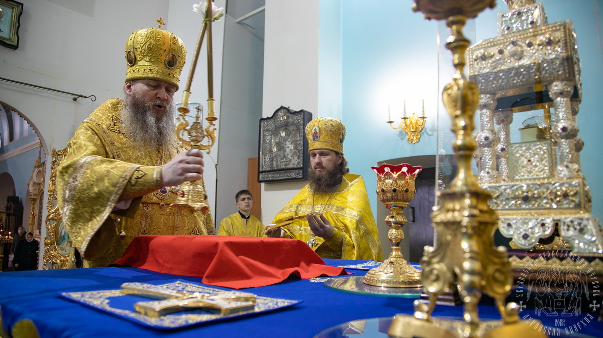 Read more about the article Луганск. Правящий архиерей совершил воскресное богослужение в кафедральном соборе