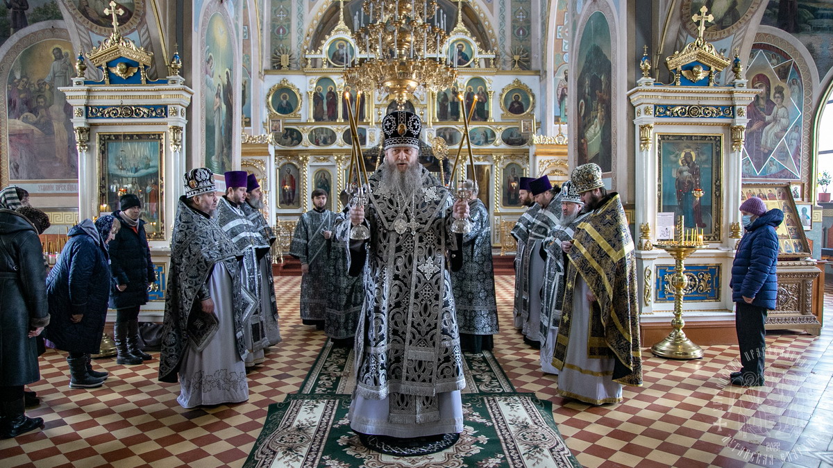 Подробнее о статье Алчевск. Правящий архиерей совершил литургию Преждеосвященных Даров