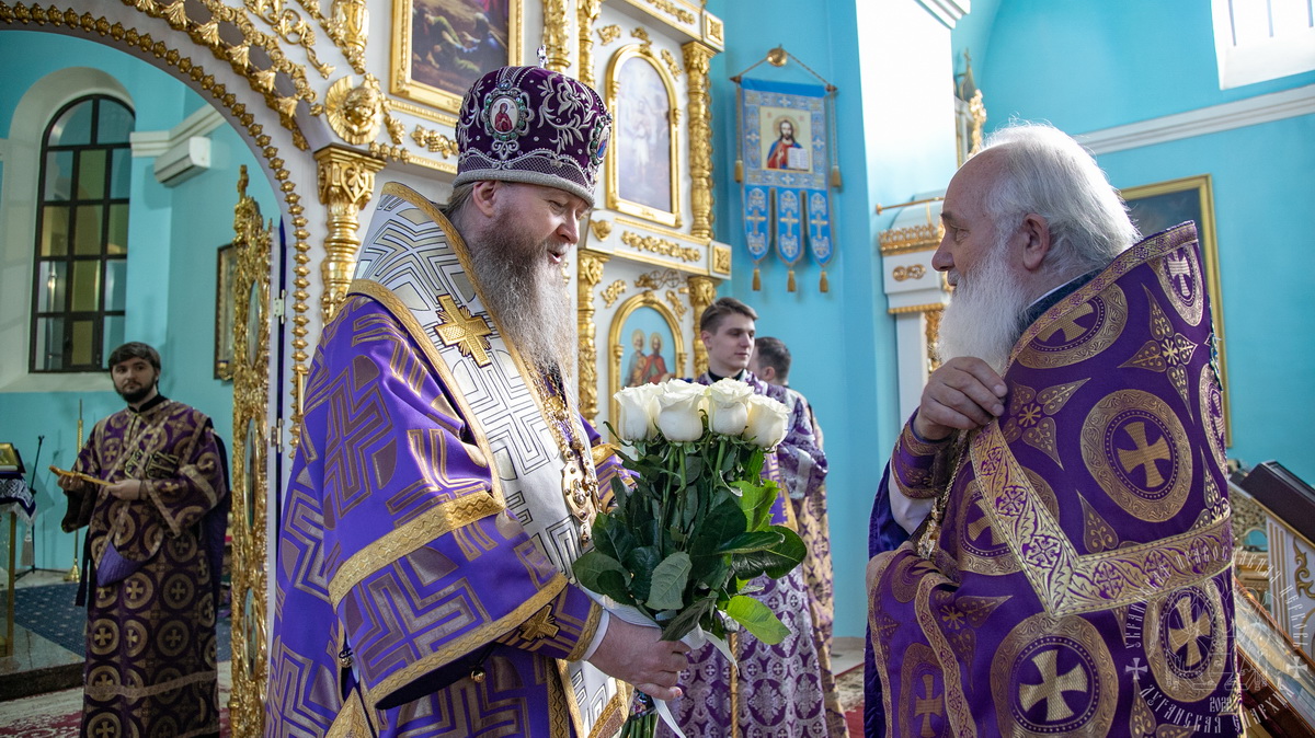Вы сейчас просматриваете Луганск. Митрополит Пантелеимон совершил богослужение в кафедральном соборе