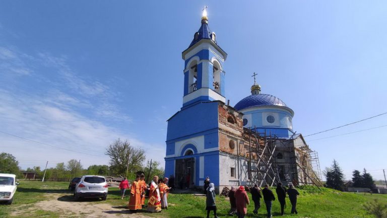 Read more about the article Морозовка. Викарный епископ совершил воскресное богослужение в Меловском благочинии