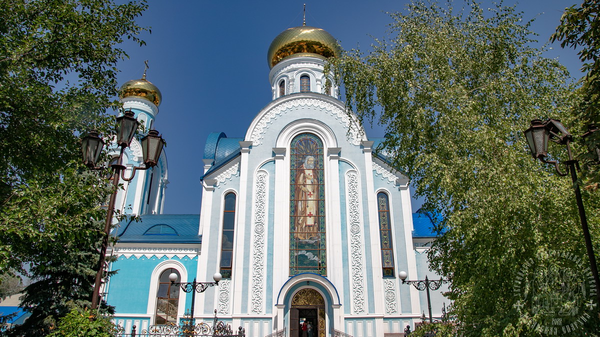 Вы сейчас просматриваете Луганск. Престольный праздник храма иконы Божией Матери «Умиление»