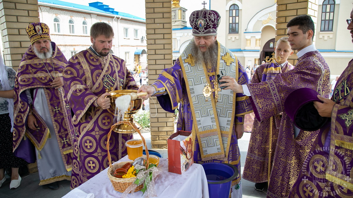 Вы сейчас просматриваете Луганск. Богослужение в праздник Происхождения честных древ Животворящего Креста Господня, день памяти святых мучеников Маккавеев
