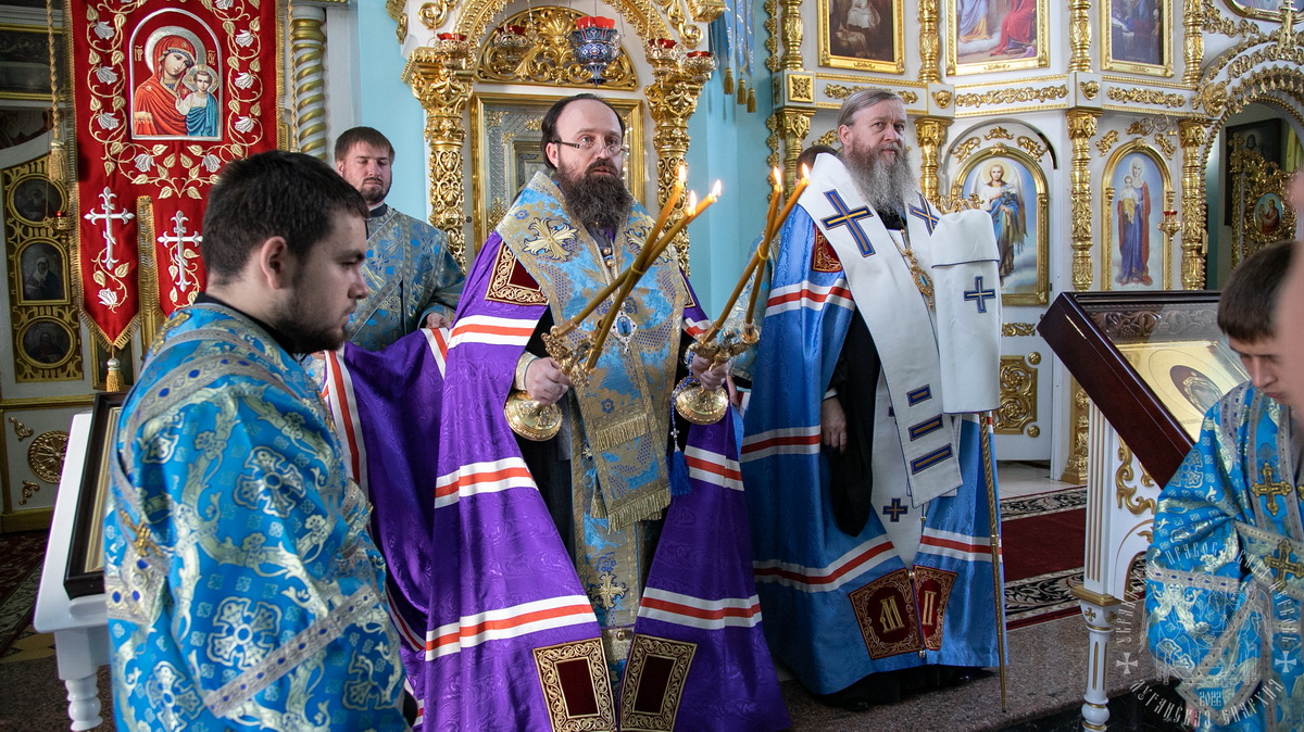 Подробнее о статье Луганск. Епархиальные архиереи совершили молебное пение у Луганской иконы Божией Матери