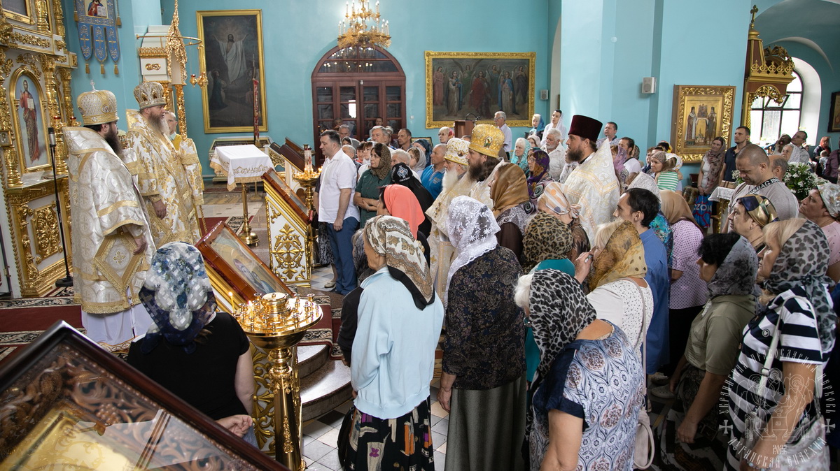 Подробнее о статье Луганск. Епархиальные архиереи совершили воскресное богослужение в кафедральном соборе