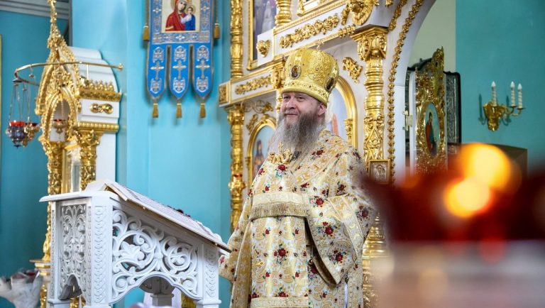 Read more about the article Клир и паства Луганской епархии поздравляет своего Правящего архиерея с Днем рождения