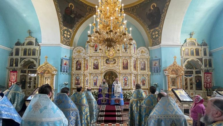 Read more about the article Луганск. Епархиальные архиереи совершили молебное пение у Луганской иконы Божией Матери