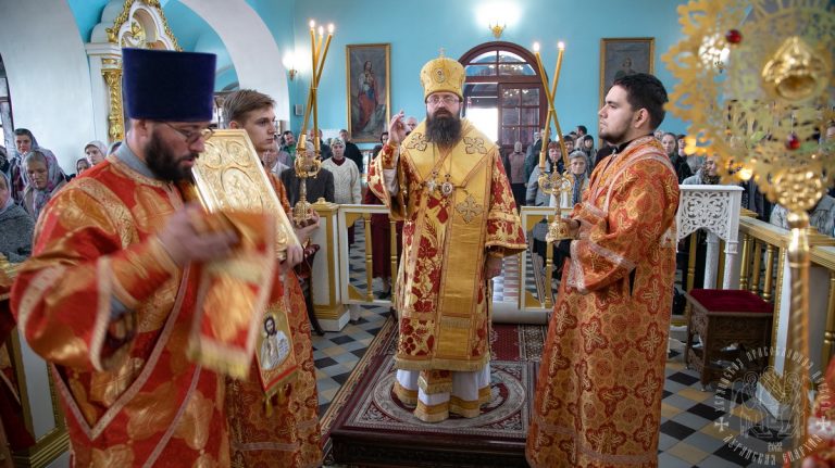 Read more about the article Луганск. Викарный архиерей совершил воскресное богослужение