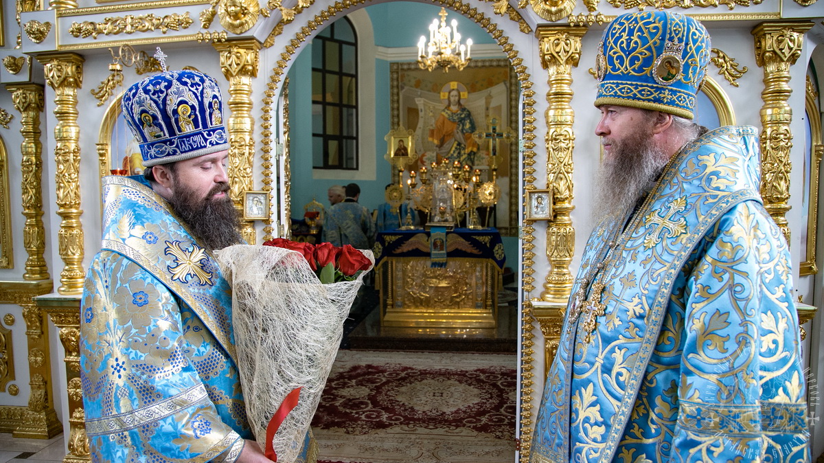 Подробнее о статье Луганск. Митрополит Пантелеимон молитвенно встретил день своей архиерейской хиротонии
