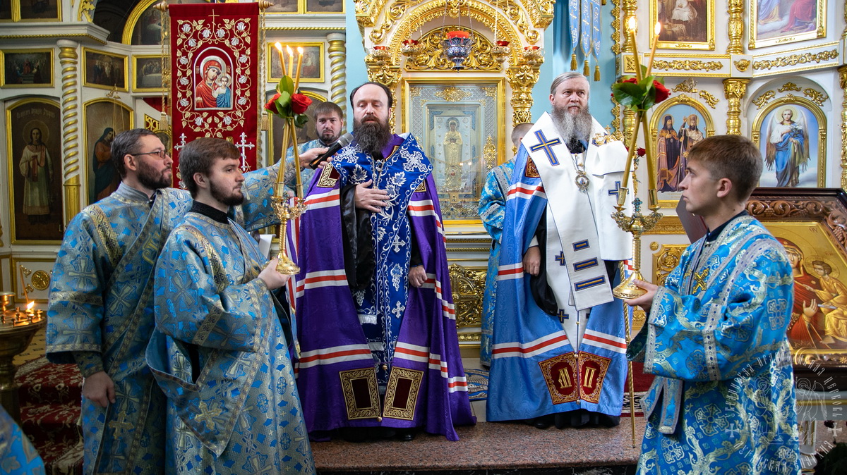 You are currently viewing Луганск. Епархиальные архиереи совершили молебное пение с акафистом у Луганской иконы Божией Матери