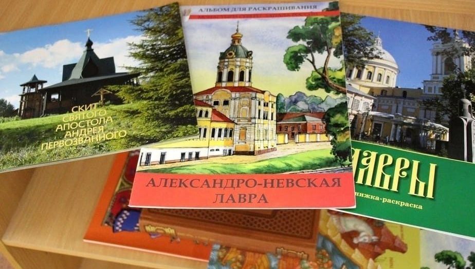 Братия Свято-Троицкой Александро-Невской лавры передали книги в рамках проекта «Книги - Донбассу»