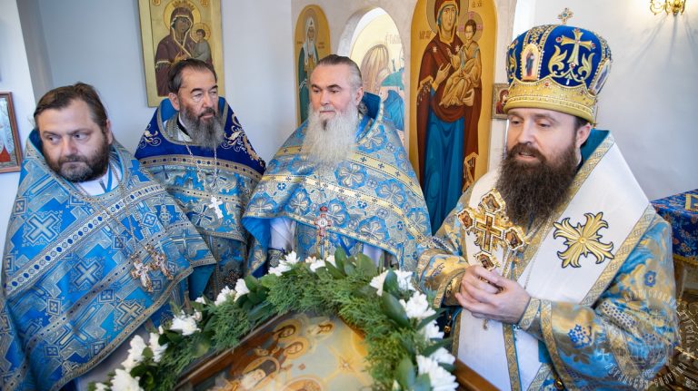 Read more about the article Луганск. Викарный архиерей возглавил престольный праздник больничного храма