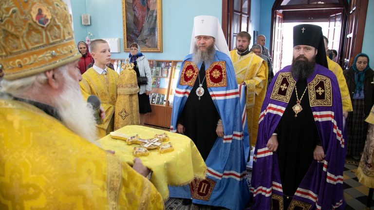 Read more about the article Луганск. Епархиальные архиереи совершили воскресное богослужение в кафедральном соборе