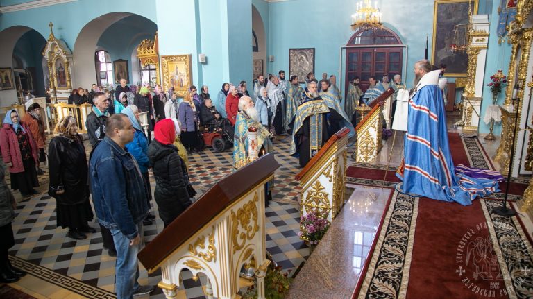 Read more about the article Луганск. Епархиальные архиереи совершили молебное пение с акафистом у Луганской иконы Божией Матери
