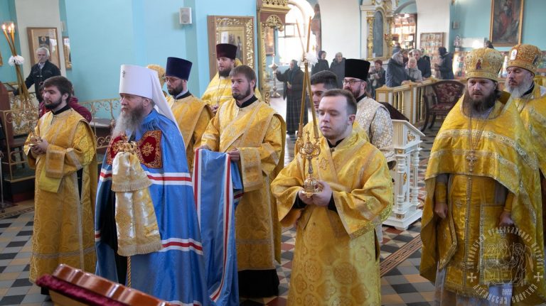 Read more about the article Луганск. Митрополит Пантелеимон совершил воскресное богослужение в кафедральном соборе