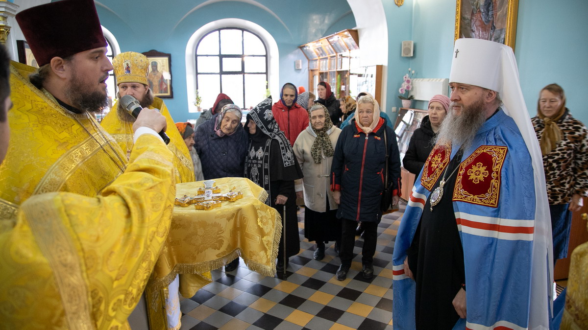 Вы сейчас просматриваете Луганск. Правящий архиерей совершил воскресное богослужение в кафедральном соборе