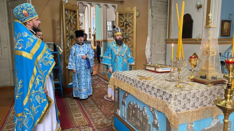 Read more about the article Трёхизбенка. Викарий Луганской епархии совершил праздничное богослужение