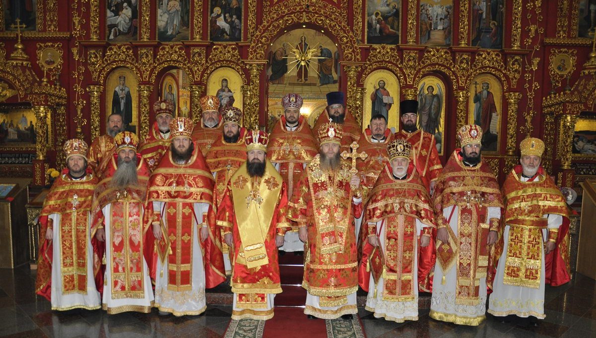 Вы сейчас просматриваете Луганск. Архипастыри совершили богослужение во Владимирском кафедральном соборе