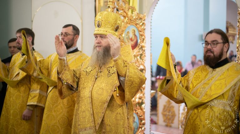 Read more about the article Луганск. Митрополит Пантелеимон совершил воскресное богослужение в кафедральном соборе