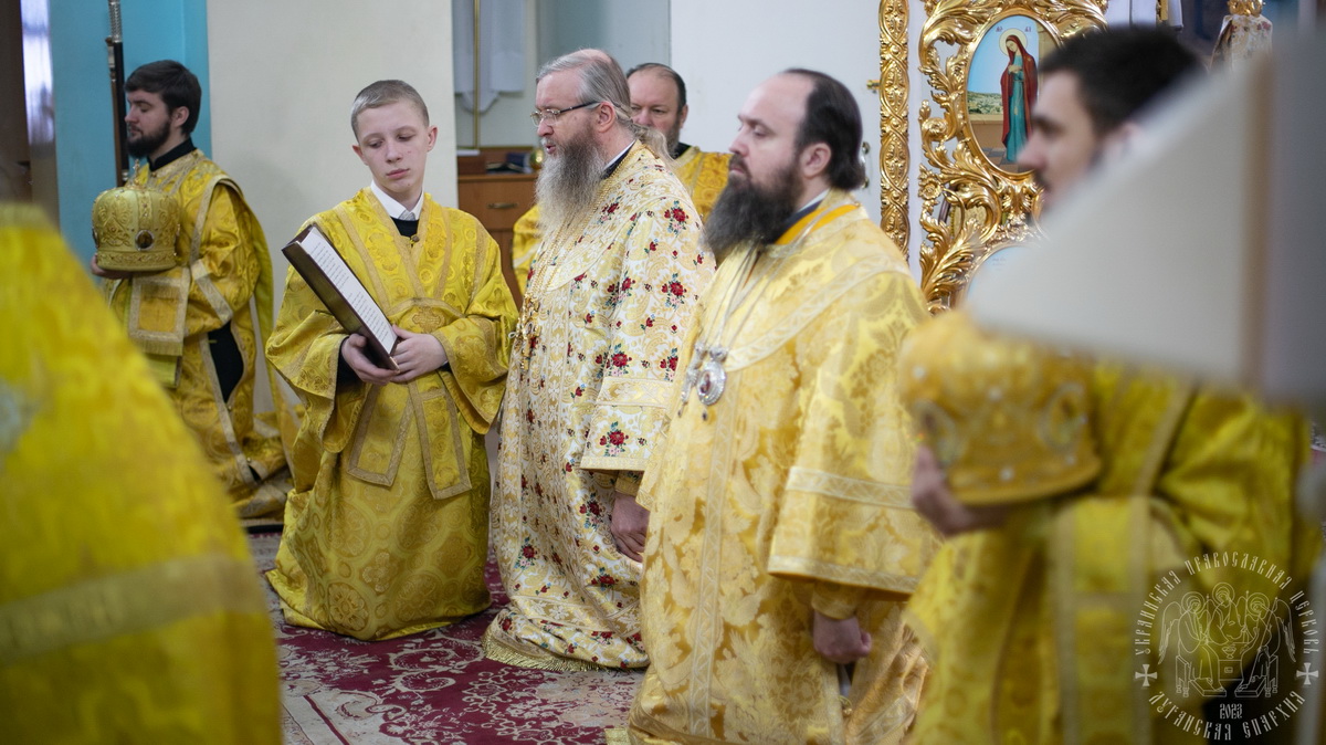 You are currently viewing Луганск. Архипастыри совершили воскресное богослужение в кафедральном соборе